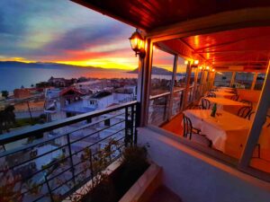 Ρομαντικό δείπνο στο μπαλκόνι του Mitho View Restaurant με εκπληκτικό ηλιοβασίλεμα στην Αιδηψό