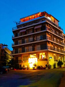 Εξωτερική άποψη του Mitho Hotel Spa στα Λουτρά Αιδηψού τη νύχτα