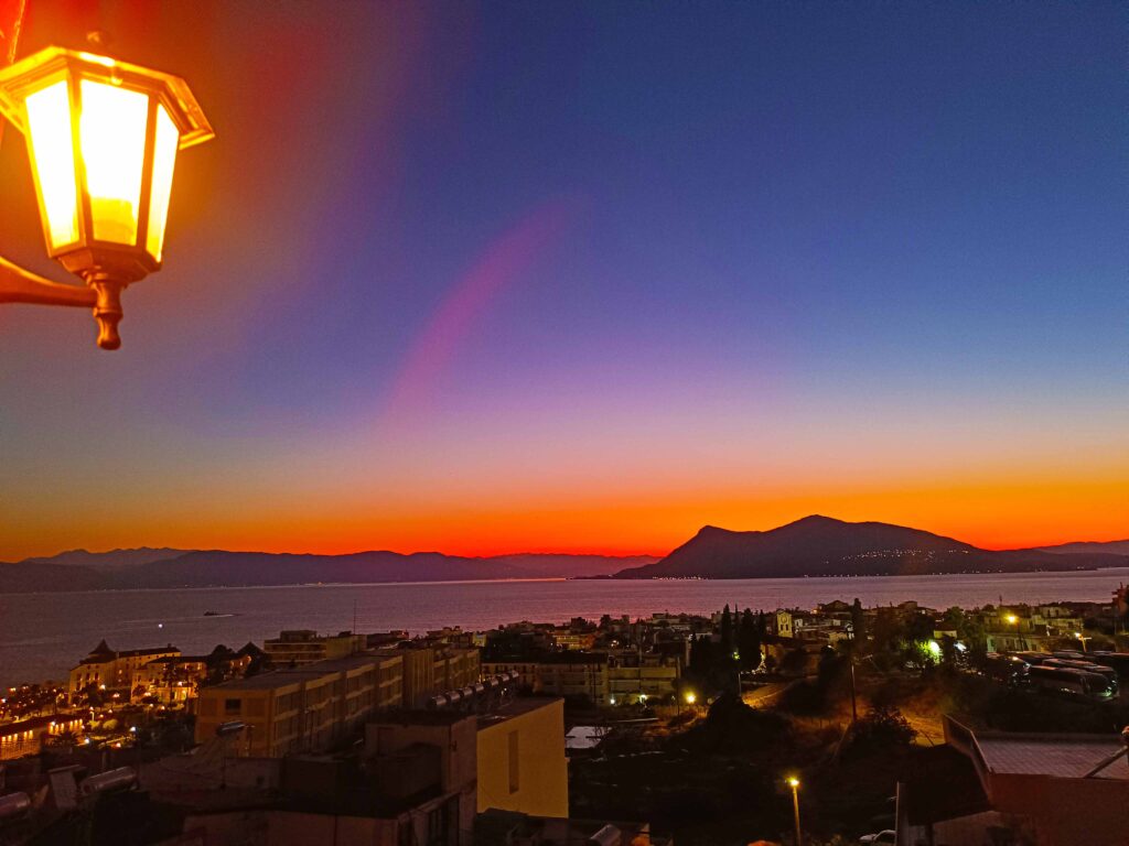 Μαγευτικό ηλιοβασίλεμα με θέα θάλασσα από το Mitho View Restaurant στον τελευταίο όροφο, Αιδηψός