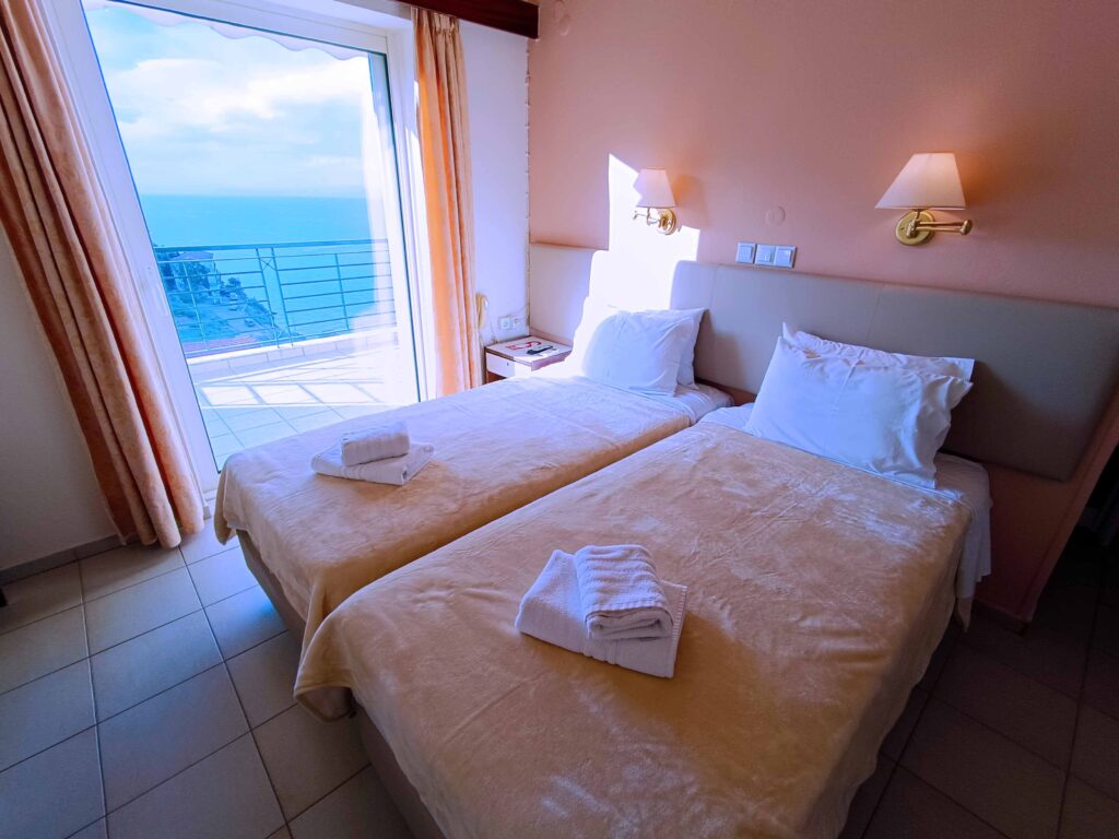 Δίκλινο δωμάτιο (twin beds) με θέα στη θάλασσα στο Mitho Hotel Αιδηψός