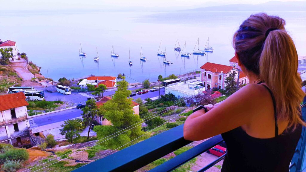 Μαγευτική θέα από το μπαλκόνι του Mitho Hotel με ιστιοφόρα δεμένα στο λιμάνι της Αιδηψού