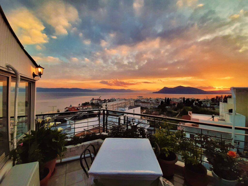 Εστιατόριο Mitho View με πανοραμική θέα θάλασσα και την Αιδηψό