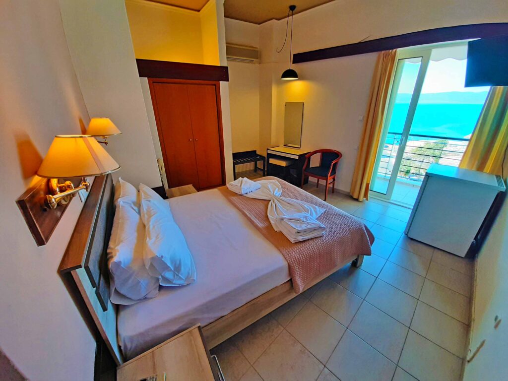 Ευρύχωρο δίκλινο δωμάτιο με διπλό κρεβάτι,στο Mitho Hotel Αιδηψός