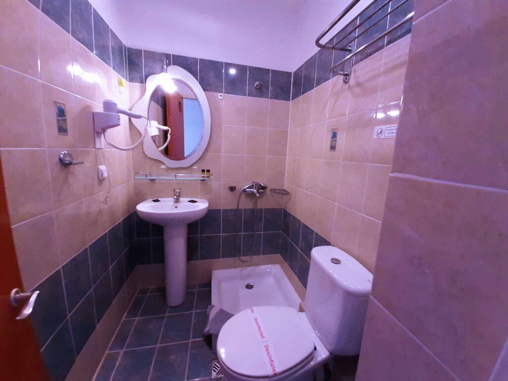 Καθαρό, ανακαινισμένο μπάνιο με ντους, πιστολάκι και προϊόντα περιποίησης στο Mitho Hotel Αιδηψός