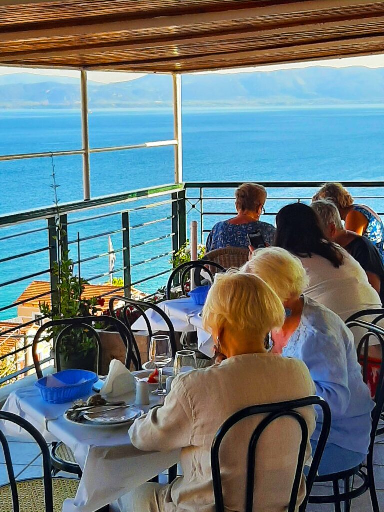 Πελάτες απολαμβάνουν μεσογειακό γεύμα στο Mitho View Restaurant με πανοραμική θέα θάλασσα Αιδηψός